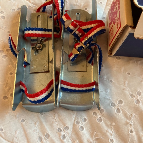 Brand new dominion skates in the box. Just opened the box now - Picture 3 of 6